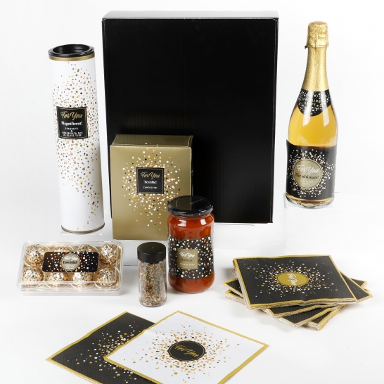 Italiaans kerstpakket met foodartikelen met feestelijke confetti verpakkingen 