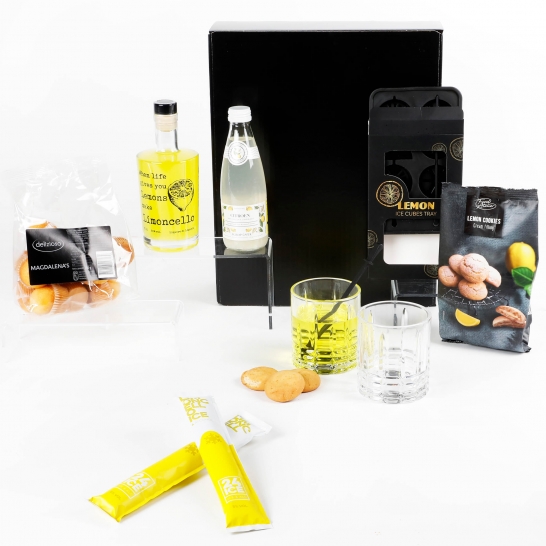 Limoncello kerstpakket met 2 Tumbler glazen en een aantal foodartikelen